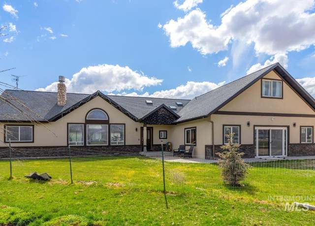 Property at 5821 W Bennett Rd, Kuna, ID 83634, 6 beds, 3.5 baths