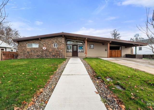 Property at 1221 9th St, Clarkston, WA 99403, 3 beds, 2.5 baths