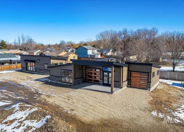 Property at 384 W London St, Middleton, ID 83644, 3 beds, 3 baths