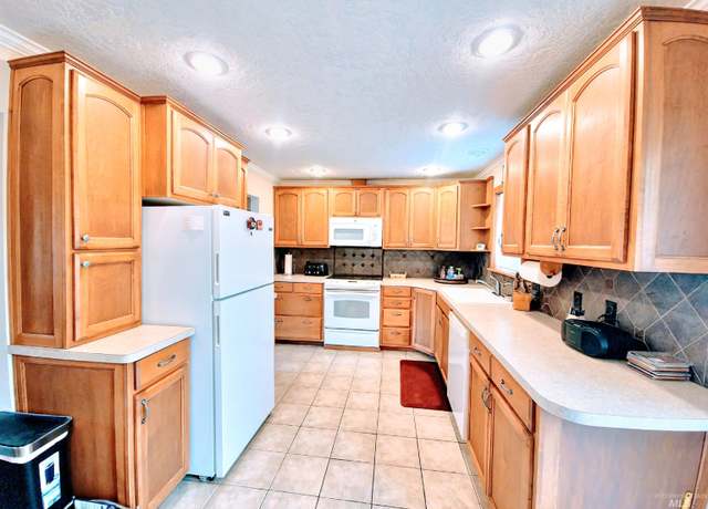 Property at 1915 13th St, Lewiston, ID 83501, 4 beds, 2 baths