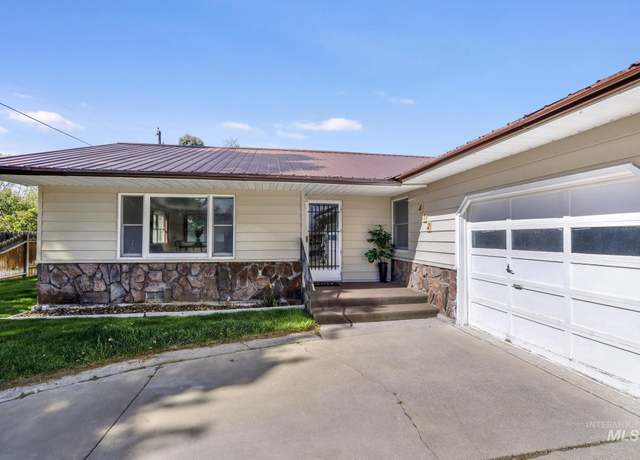 Property at 812 E 8th, Gooding, ID 83330, 4 beds, 2 baths