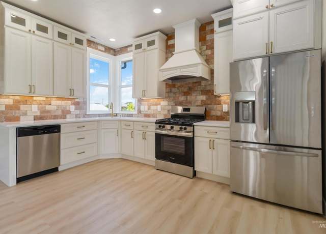 Property at 4320 SW 2nd Ave, New Plymouth, ID 83655, 4 beds, 2.5 baths