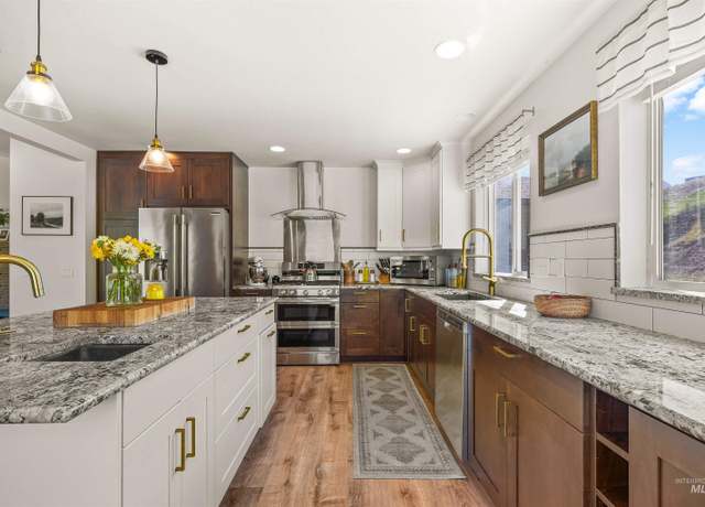 Property at 1977 Golfview Dr, Clarkston, WA 99403, 5 beds, 2.5 baths