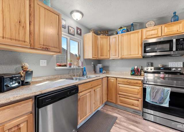 Property at 722 S 5th Ave, Caldwell, ID 83605, 3 beds, 2 baths