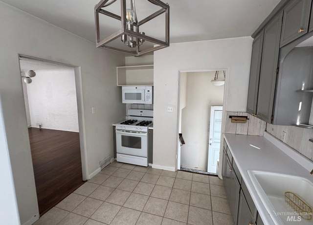 Property at 1911 Blaine St, Caldwell, ID 83605, 3 beds, 2 baths