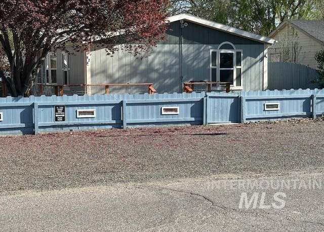 Property at 424 W Oregon Ave, Homedale, ID 83628, 3 beds, 2 baths