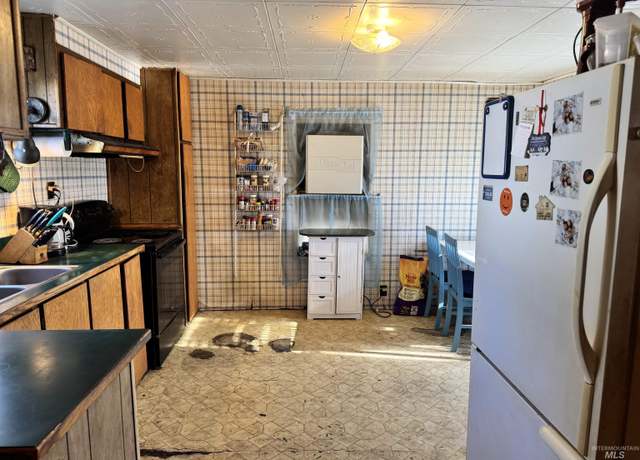 Property at 842 W Midway Unit B12, Filer, ID 83328, 2 beds, 1 bath
