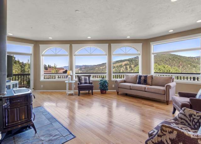 Property at 65 Peregrine Dr, Boise, ID 83716, 5 beds, 4 baths