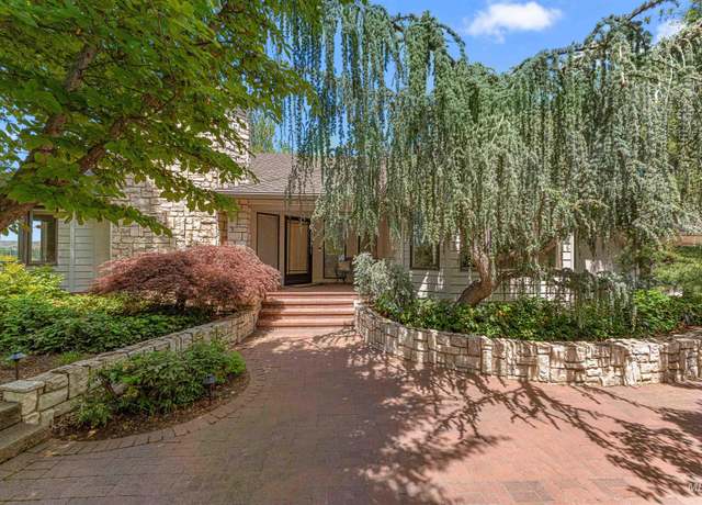 Property at 140 E Ridgeline Dr, Boise, ID 83702, 4 beds, 3 baths