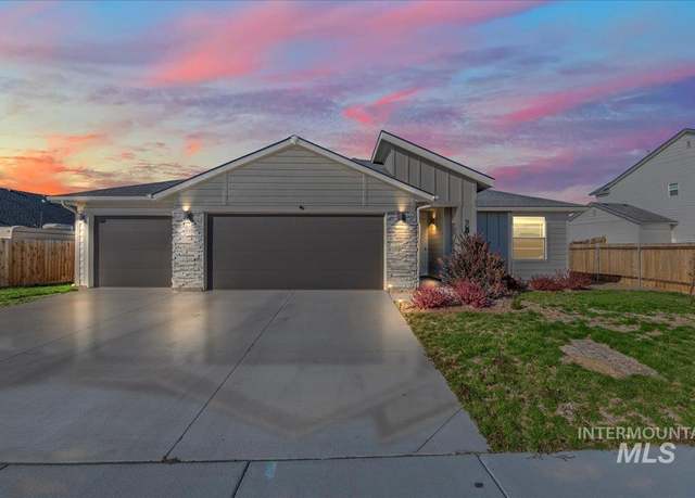 Property at 900 SW Lago St, Mountain Home, ID 83647, 3 beds, 2 baths