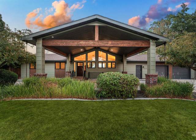 Property at 3736 N Mountain View Dr, Boise, ID 83704, 5 beds, 3 baths