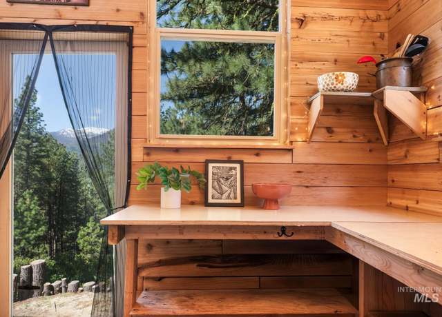 Property at 464 Collier View Rd, Cascade, ID 83611