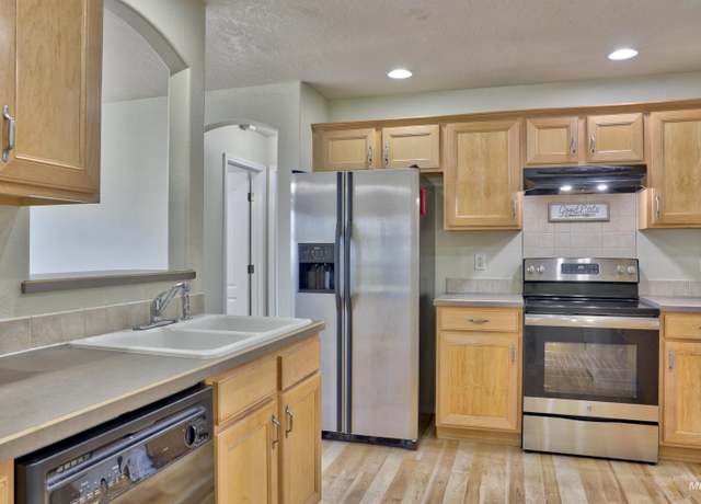 Property at 462 NW Sandpiper Ave, Mountain Home, ID 83647, 4 beds, 2 baths