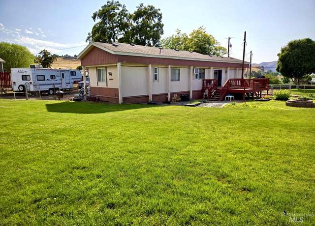 Property at 1035 16th St, Clarkston, WA 99403, 3 beds, 2 baths