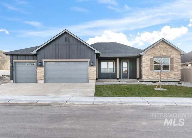 Property at 2735 Soulen Dr, Emmett, ID 83617, 4 beds, 2.5 baths