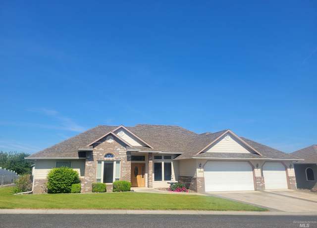 Property at 3456 Elks Dr, Lewiston, ID 83501, 3 beds, 2.5 baths