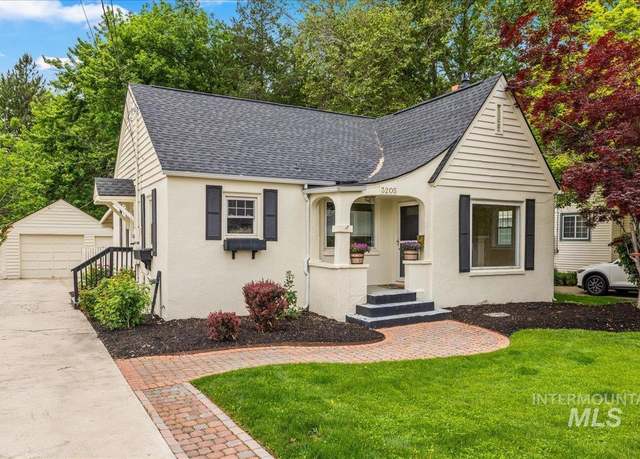 Property at 3205 W Crescent Rim Dr, Boise, ID 83706, 4 beds, 2 baths