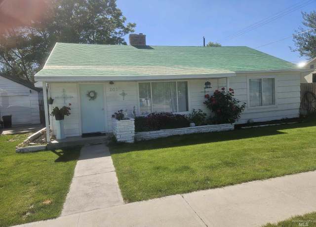 Property at 207 N Main St, Homedale, ID 83628, 3 beds, 1 bath