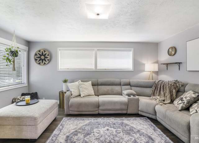 Property at 168 W Heyburn Ave, Twin Falls, ID 83301, 5 beds, 1 bath