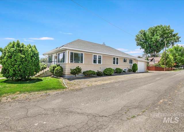 Property at 905 Main St, Gooding, ID 83330, 3 beds, 2 baths
