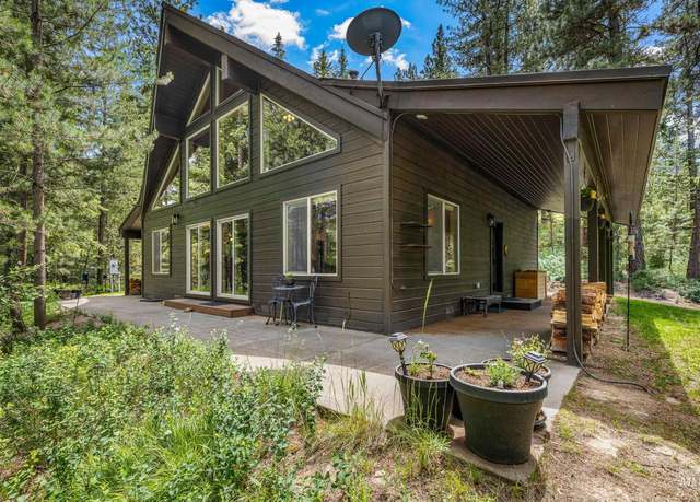 Property at 285 Barker Ln, Donnelly, ID 83615, 2 beds, 2 baths