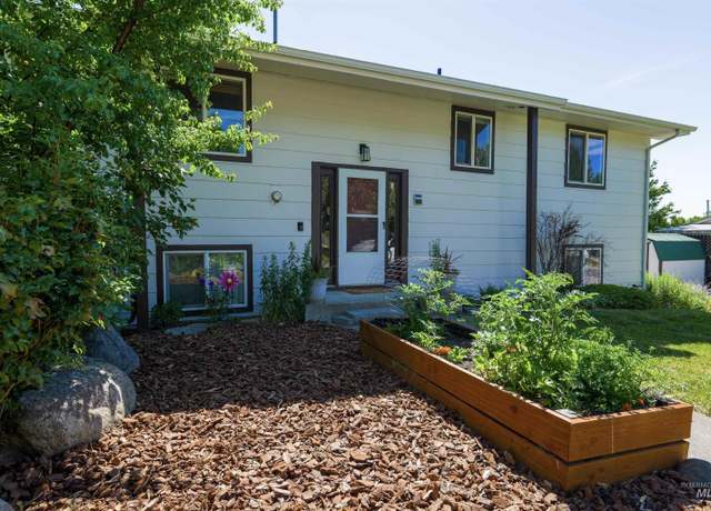 Property at 952 N Cleveland St, Moscow, ID 83843, 4 beds, 3 baths