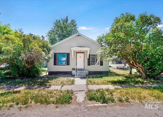 Property at 202 E 2nd St, Shoshone, ID 83352, 6 beds, 2 baths