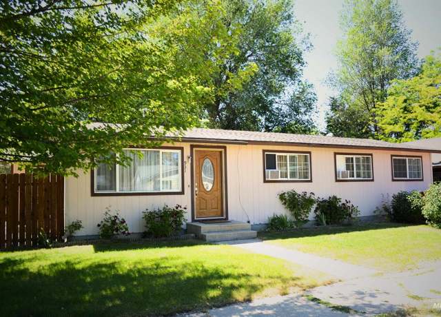 Property at 931 S Commercial Ave, Emmett, ID 83617, 3 beds, 1 bath