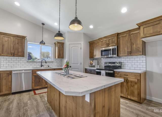 Property at 624 Sixth Ave. E Lot 6 Block 178 Ave E, Wendell, ID 83355, 3 beds, 2 baths