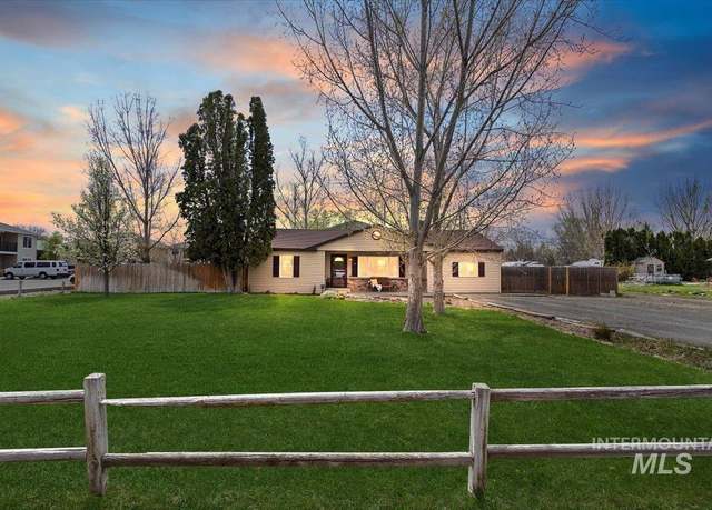 Property at 293 Robbins Ave, Twin Falls, ID 83301-3736, 3 beds, 1 bath