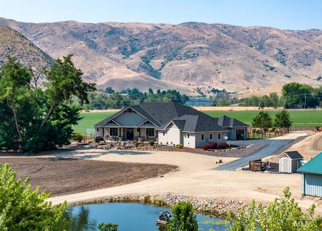 Property at 20 Waverly Dr, Horseshoe Bend, ID 83629, 3 beds, 4.5 baths