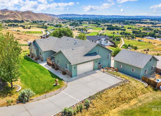 Property at 2113 Corral Rd, Emmett, ID 83617, 4 beds, 3 baths