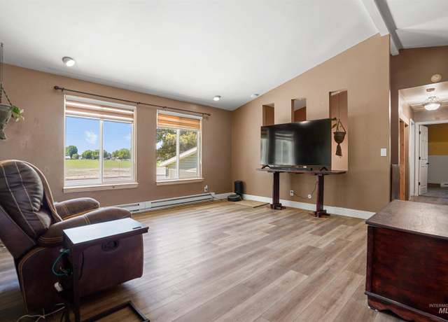 Property at 1860 Elba Ave, Burley, ID 83318, 4 beds, 2 baths