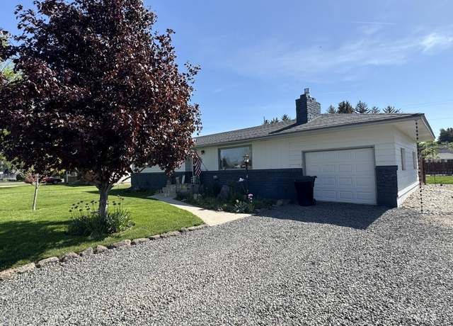 Property at 1410 California St, Gooding, ID 83330, 5 beds, 3 baths
