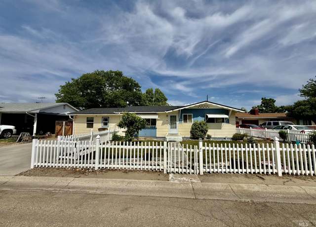 Property at 1325 Vista Dr, Emmett, ID 83617, 3 beds, 2 baths