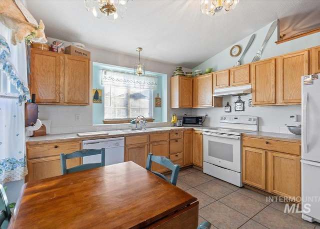 Property at 1017 Graycliff Dr, Caldwell, ID 83607, 3 beds, 2 baths