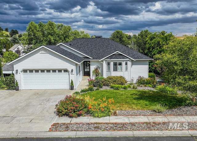 Property at 934 Shoshone St, Moscow, ID 83843, 5 beds, 3 baths