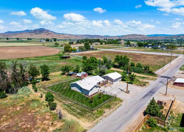 Property at 756 E Idaho Blvd, Emmett, ID 83617, 6 beds, 2 baths