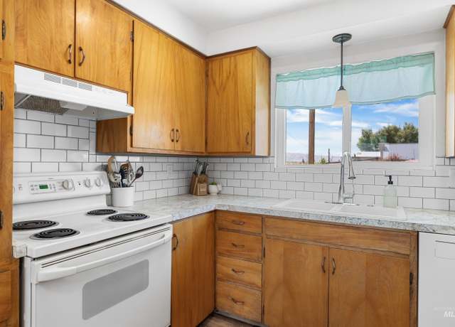 Property at 756 E Idaho Blvd, Emmett, ID 83617, 6 beds, 2 baths