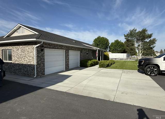 Property at 1110 Clear Creek Dr, Buhl, ID 83316, 4 beds, 2 baths