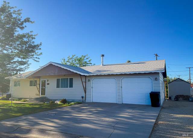 Property at 300 Dennis Dr, Burley, ID 83318, 5 beds, 2 baths