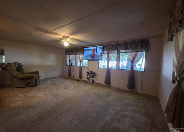 Property at 1715 W Flamingo Ave Trlr 3 Trlr 3, Nampa, ID 83651-1666, 2 beds, 1 bath