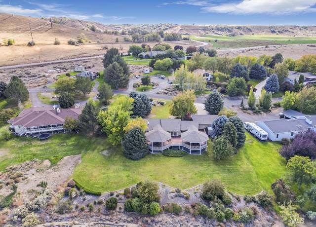 Property at 132 Country Club Ln, Buhl, ID 83316, 4 beds, 2.5 baths