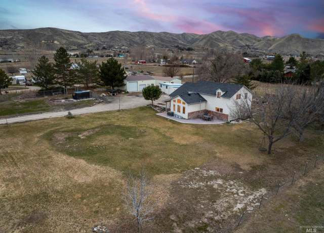 Property at 3353 Fuller Rd, Emmett, ID 83617, 4 beds, 2.5 baths