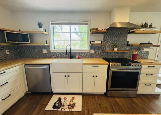 Property at 2852 NW 14th St, Meridian, ID 83646, 3 beds, 2 baths