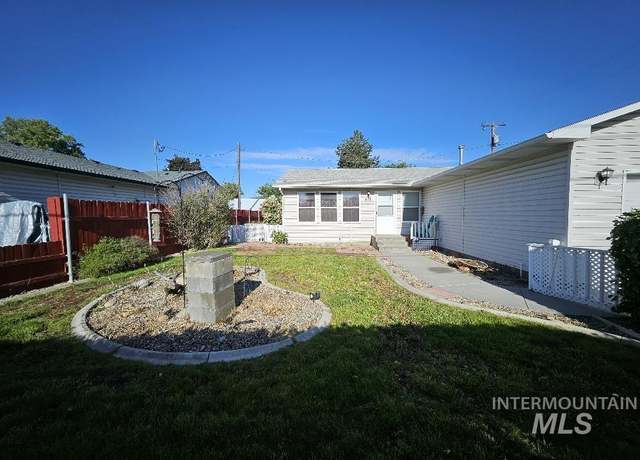 Property at 617 Lincoln Ave, Emmett, ID 83617, 3 beds, 2 baths