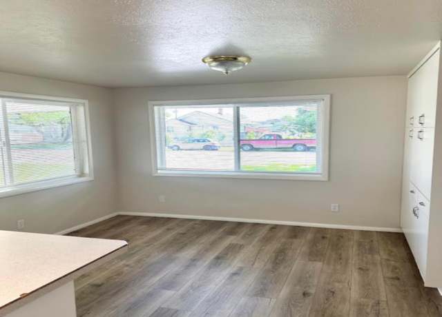 Property at 215 S Ivy St, Nampa, ID 83686, 4 beds, 2 baths