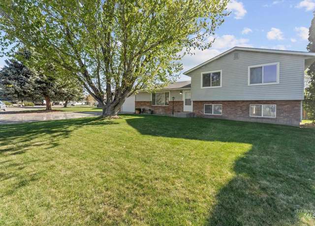 Property at 210 NW Wilson Cir, Mountain Home, ID 83647, 4 beds, 2.5 baths