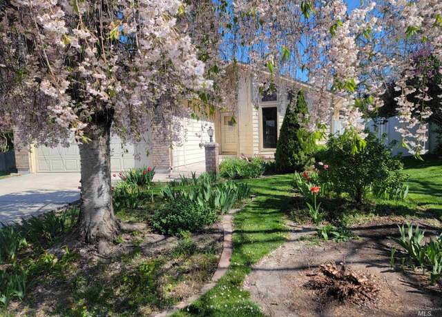 Property at 5768 W Fortress Ct, Boise, ID 83703-3224, 3 beds, 2 baths
