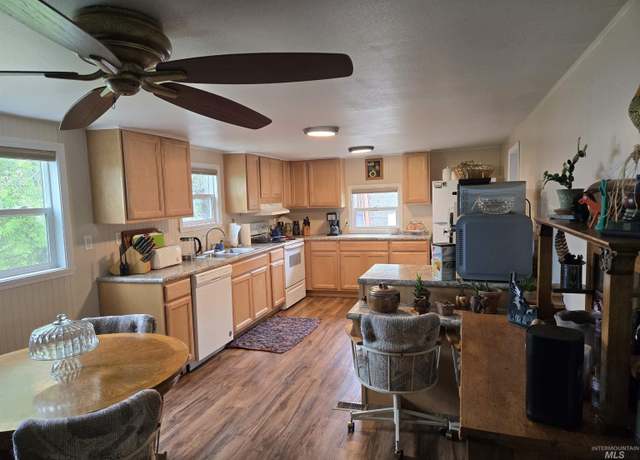 Property at 4099 Lakeview Rd, Orofino, ID 83544, 2 beds, 2 baths